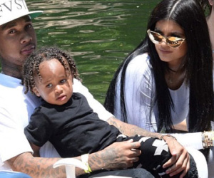 Kylie Jenner chụp ảnh selfie với con riêng bạn trai gốc Việt