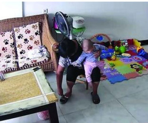 Mẹ chết lặng khi giúp việc lấy điều khiển TV đánh vào mặt con rồi cho ngậm bấm móng tay để nín khóc