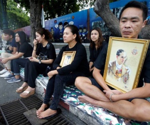 Người dân Thái Lan mắt đỏ hoe, xếp hàng dài chờ viếng Quốc vương Bhumibol