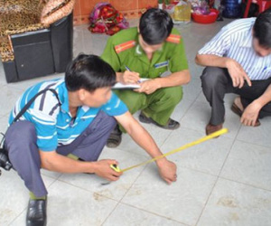Người phụ nữ tử vong cạnh 2 con dao dính máu