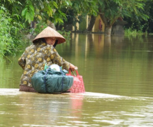 Nước lũ tràn ngập vùng trũng Thừa Thiên Huế