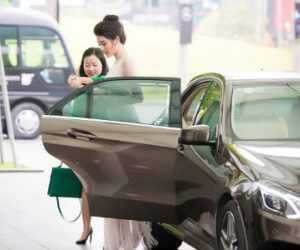 Á hậu Huyền My được mẹ đưa đón ở sự kiện