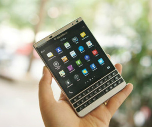 BlackBerry Passport màu bạc giảm giá 4,5 triệu đồng