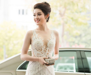 Huyền My khoe ngực với váy ren