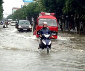 Mưa lớn khiến TP Vinh ngập sâu, Hà Tĩnh 2 người thiệt mạng