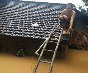 Người dân leo lên mái nhà tránh lũ