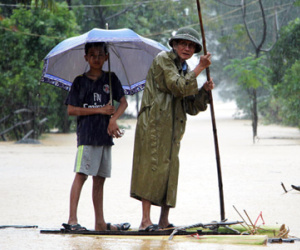 Nhiều người chết và tàu trôi ra biển do mưa lũ