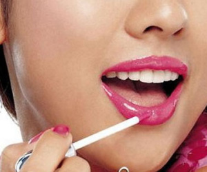 Những mối nguy hại khi đánh son mà bạn không biết đến