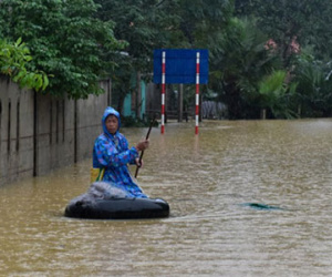 Ôm bàn thờ người thân chạy lũ