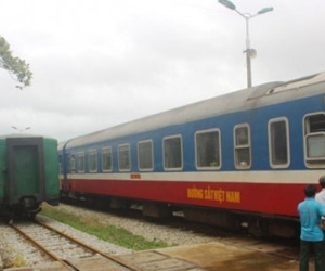 Phát cơm miễn phí, chỗ ở cho hành khách bị kẹt tàu do lũ