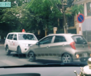 Tài xế ô tô kiên quyết chặn đầu xe cứu thương lấn làn trên phố Hà Nội