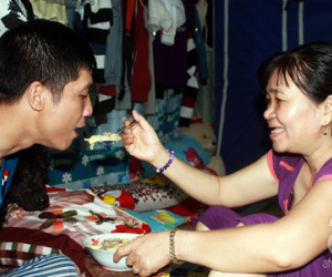 Viết tiếp câu chuyện tình người trên đất Sài Gòn: “Người đặc biệt” của anh bán vé số cụt cả hai tay