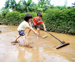 Bì bõm dọn dẹp sau ba ngày leo nóc nhà