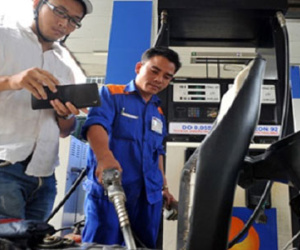 "Cõng" 50% thuế phí mỗi lít xăng: Không có chuyện tính nhầm thuế phí!