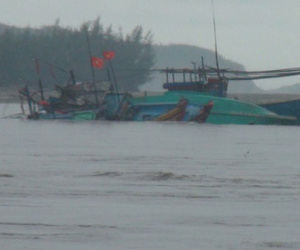 Giải cứu thành công 4 người trên tàu hàng mắc kẹt vì mưa lũ