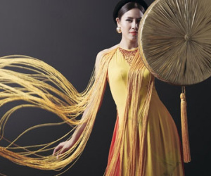 Nguyễn Thị Loan mang áo tứ thân đến Miss Grand International