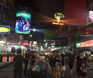 Phố đèn đỏ Bangkok thưa khách những ngày quốc tang