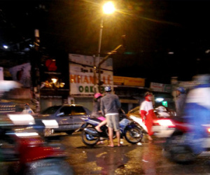 Thanh niên hung hăng đánh người giữa cơn mưa