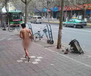 Uống say xỉn, gã đàn ông khỏa thân chạy lông nhông ngoài đường để "tán gái"