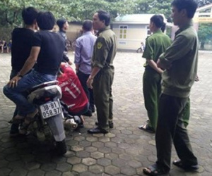 Xông vào trường học, đập vỡ cửa kính, dọa bắn bảo vệ