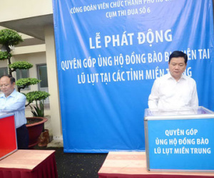 Bí thư Thăng đóng góp ủng hộ đồng bào vùng lũ