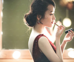 Chồng thản nhiên cổ vũ để đối tác sàm sỡ vợ