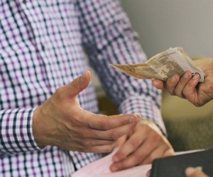 Phát hiện túi tiền 60 triệu và khi tra hỏi thì thấy vẻ mặt méo xệch của chồng