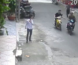 Dừng nghe bên đường cũng bị giật điện thoại