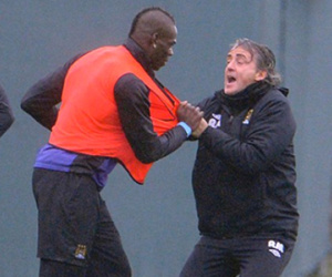 Mancini tiết lộ chi tiết vụ túm cổ áo đẩy Balotelli tại Man City