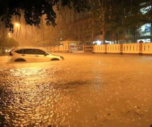 Ngập nửa ô tô ở hiện trường cháu bé bị cuốn xuống cống mất tích