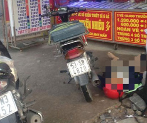 Người đàn ông đang dò vé số bỗng ôm ngực... tử vong