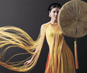 Nguyễn Thị Loan trình diễn áo tứ thân tại Miss Grand International