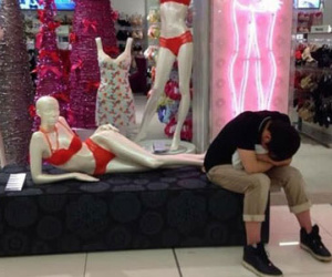 Nỗi khổ sở ngán ngẩm chỉ đàn ông mới hiểu khi "tháp tùng" chị em đi shopping