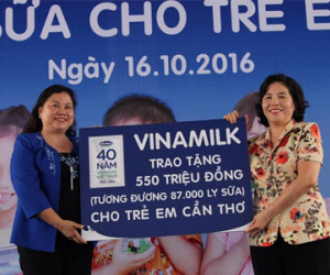Quỹ sữa Vươn cao Việt Nam và Vinamilk tiếp tục trao tặng sữa cho trẻ em tại Cần Thơ