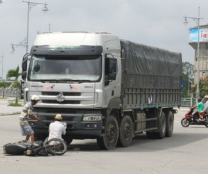Tay người đàn ông bị mắc kẹt dưới bánh ôtô tải