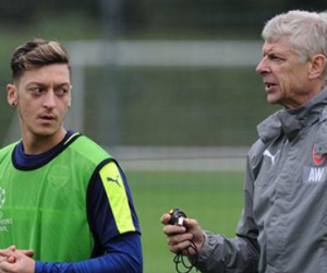 Wenger muốn Arsenal gom hết tiền để giữ chân Ozil