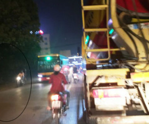 Xe tải “cày” phố cấm, cảnh sát đứng nhìn