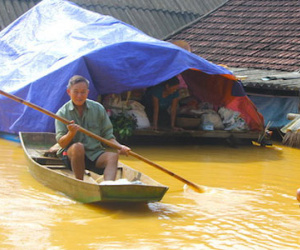 "4 ngày lênh đênh trong lũ, họ cho gì thì chúng tôi ăn cái đó!"