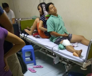 Cảnh chồng đau ốm, vợ ngồi làm chỗ tựa cho chồng trên giường bệnh khiến chị em xúc động