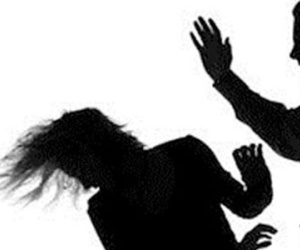 Con bị xước má, mẹ vào trường tát cô giáo ngã dúi dụ