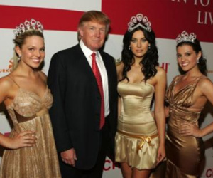 Donald Trump vô tư ra vào phòng thay đồ Hoa hậu