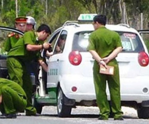 Dụ tài xế taxi vào nghĩa trang giữa Sài Gòn để cướp tài sản