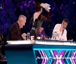 Giám khảo "X-Factor Anh" tức giận ném đồ vào đồng nghiệp vì bị lừa