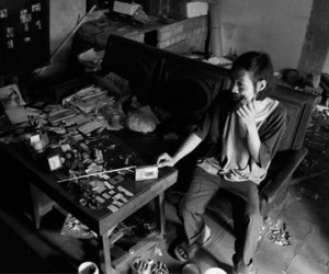 Hai mẹ con tâm thần xây hầm trong nhà để ở