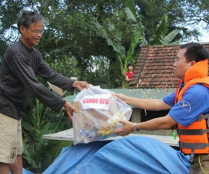 Hàng không nhận vận chuyển miễn phí hàng cứu trợ về miền Trung