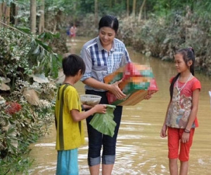 Hoa hậu Ngọc Hân lội nước về trao quà cho bà con Hà Tĩnh