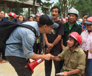 MC Phan Anh khi trao những phần quà đầu tiên: "Mọi người thương con thì xếp hàng ngay ngắn vào ạ"