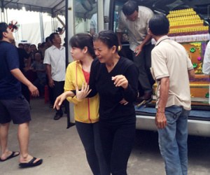 Mẹ gào khóc, cha nén đau thương trong lễ tang con trai bị nước cuốn trôi xuống cống