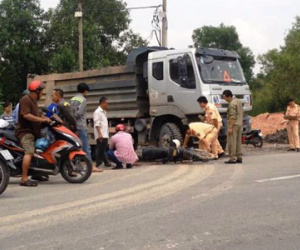 Người phụ nữ gãy chân gào thét giữa đường phố Sài Gòn sau va chạm