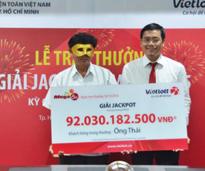 Người trúng xổ số 92 tỉ đeo mặt nạ lĩnh thưởng